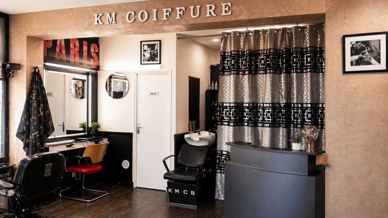 Salon de coiffure homme KM Coiffure Barbier à Vitry-sur-Seine (94400) avec fauteuils barbier et espace coupe moderne