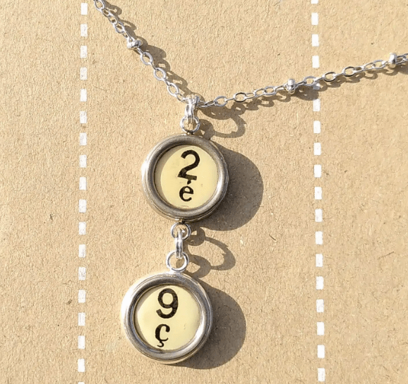 Collier artisanal personnalisé avec chiffres recyclés transformés en bijou original à Ivry-sur-Seine