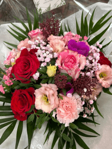 Bouquet de fleurs avec roses rouges et roses pâles réalisé par un fleuriste à Ivry-sur-Seine