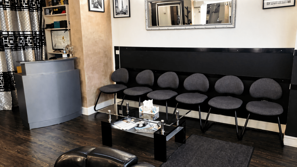 Salle d’attente du salon KM Coiffure Barbier à Vitry-sur-Seine (94400) avec espace accueil moderne pour coiffure homme