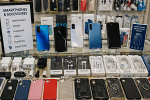 Smartphones et accessoires en vente dans une boutique de téléphonie à Ivry-sur-Seine