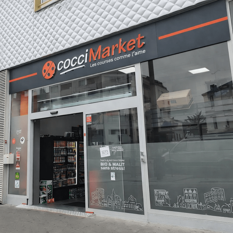 Façade du magasin CocciMarket à Ivry-sur-Seine, épicerie de quartier avec enseigne orange et vitrine illustrée.