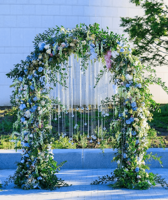 Arche florale de mariage réalisée par SKL Events & Florals à Vitry-sur-Seine pour cérémonie élégante