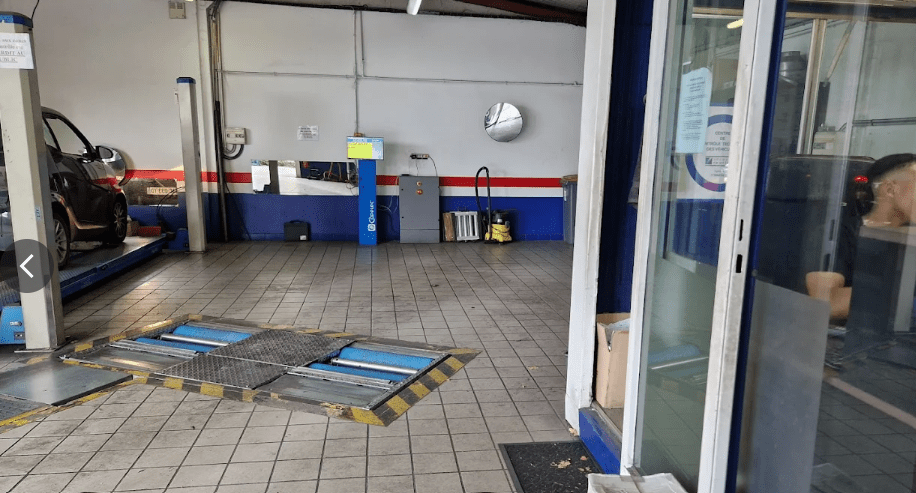Intérieur de l’atelier AUTOVISION Contrôle Technique Automobile à Ivry-sur-Seine avec équipements de contrôle véhicule.