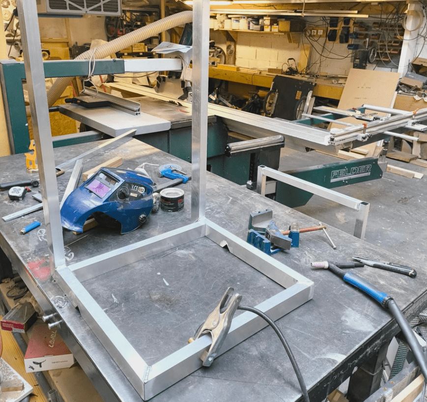 Remorque vélo en bois sur mesure fabriquée par La Boîte Qui Roule à Ivry-sur-Seine pour projets participatifs et mobilité douce