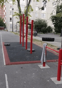 Zone de street workout avec barres de traction rouges à Ivry-sur-Seine