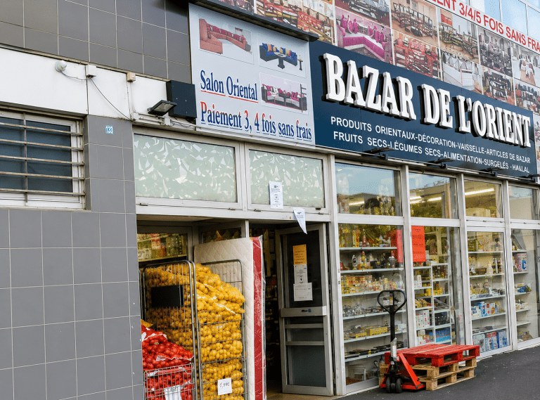 Façade du magasin Bazar de L’Orient à Vitry-sur-Seine proposant produits alimentaires, produits orientaux, fruits secs, produits du monde et articles du quotidien.
