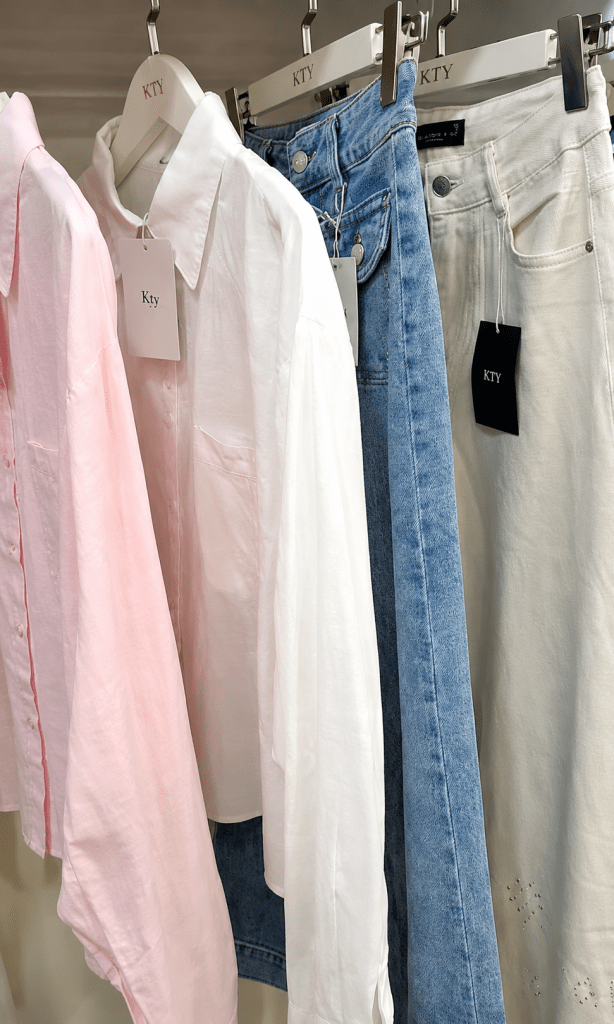 Collection de vêtements femme Kty avec chemises roses, chemise blanche et jeans tendance à Ivry-sur-Seine