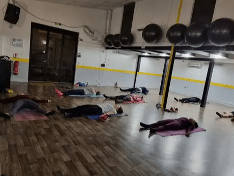 Participants allongés sur des tapis lors d’un cours de relaxation et bien-être chez Giet’Studio à Ivry-sur-Seine.