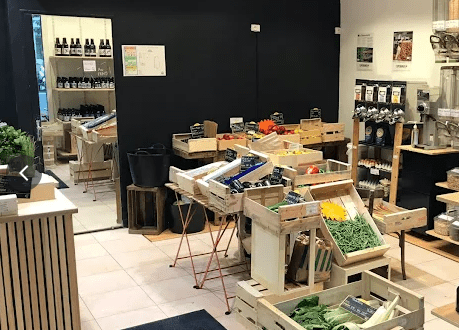 Vue intérieure de l’épicerie bio Les Mains Dans La Terre à Vitry-sur-Seine avec fruits, légumes, produits en vrac et alimentation locale.