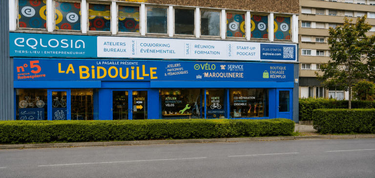 Façade de La Bidouille à Vitry-sur-Seine, atelier vélo participatif spécialisé dans la réparation et les vélos reconditionnés