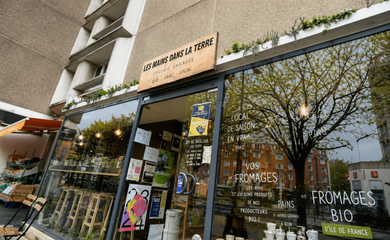 Façade de l’épicerie bio Les Mains Dans La Terre à Vitry-sur-Seine avec produits locaux, vrac, alimentation biologique et commerce écoresponsable.