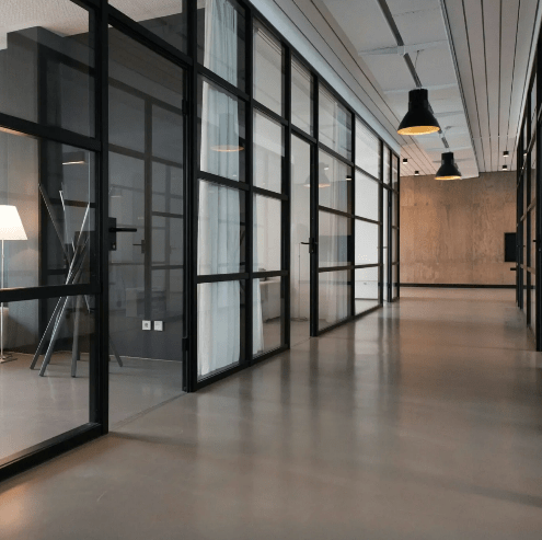 Couloir de bureaux professionnels entretenus par Éclat Nettoyage à Paris et en Île-de-France