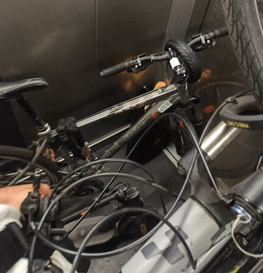 Vélos et trottinettes électriques en atelier de réparation à Vitry-sur-Seine