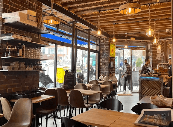 Intérieur chaleureux du restaurant Le Soleil à Ivry-sur-Seine avec tables et décoration moderne