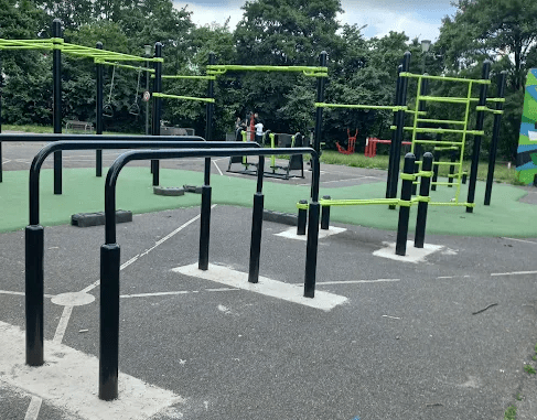 Espace de street workout et fitness en plein air à Ivry-sur-Seine avec barres de musculation
