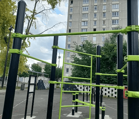 Barres de street workout et parcours fitness extérieur à Ivry-sur-Seine