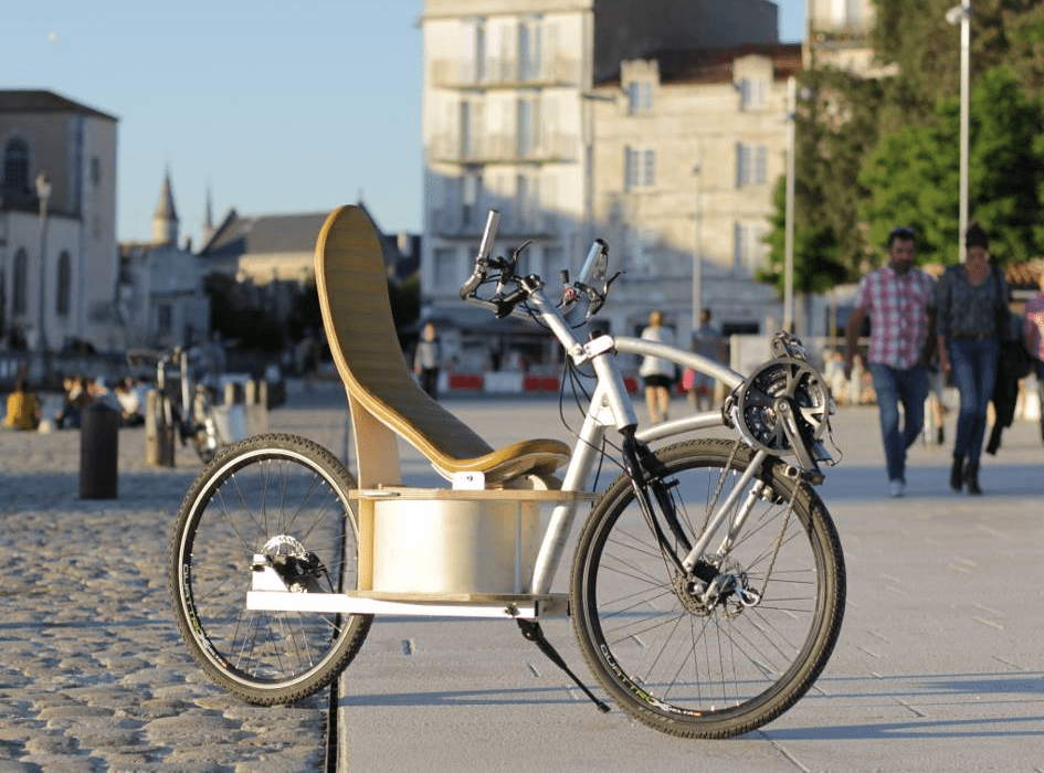 Remorque vélo en bois sur mesure fabriquée par La Boîte Qui Roule à Ivry-sur-Seine pour projets participatifs et mobilité douce