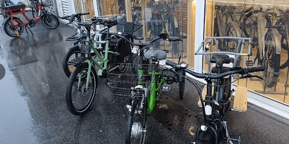 Vélos électriques exposés devant le magasin Citibike à Vitry-sur-Seine