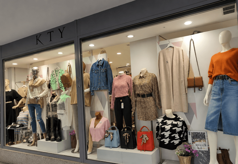 Vitrine de la boutique Kty à Ivry-sur-Seine présentant des vêtements tendance pour femmes et accessoires de mode