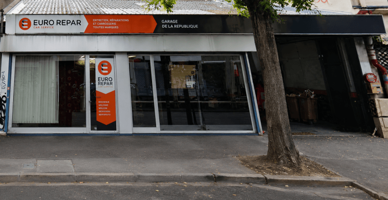 Façade du Garage de la République à Vitry-sur-Seine spécialisé en réparation automobile, entretien mécanique et carrosserie toutes marques.