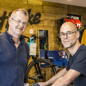 Deux commerçants de Citibike 94 dans leur magasin de vélos à Vitry-sur-Seine, spécialisé dans la vente, l'entretien et la réparation de cycles.