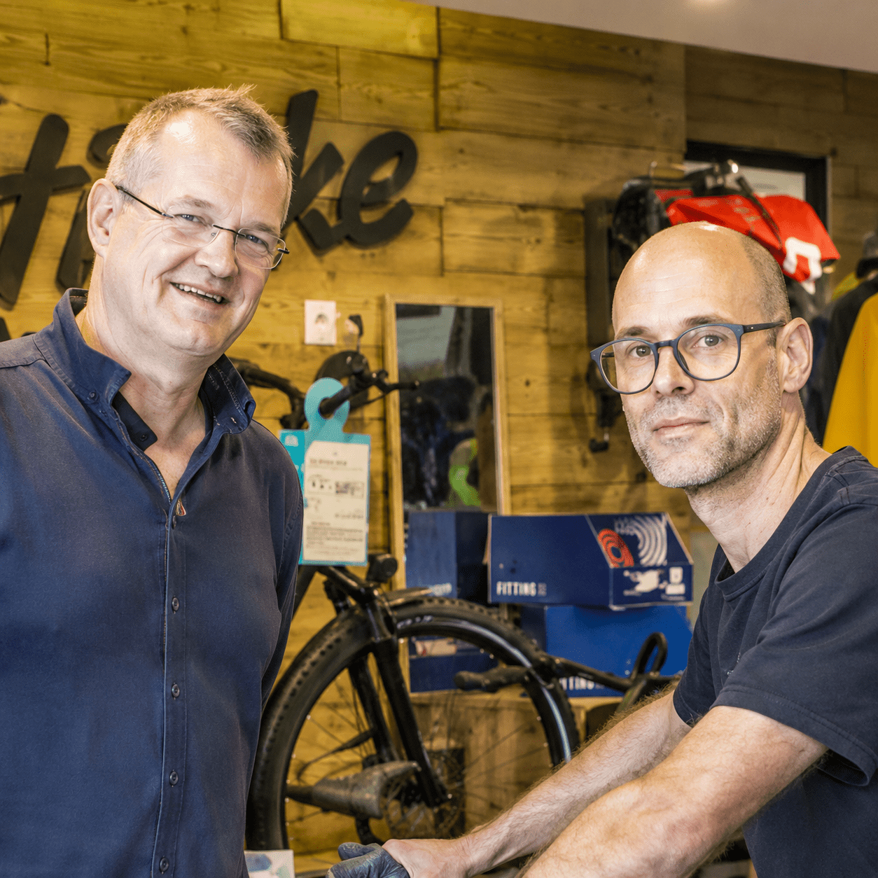 Deux commerçants de Citibike 94 dans leur magasin de vélos à Vitry-sur-Seine, spécialisé dans la vente, l'entretien et la réparation de cycles.