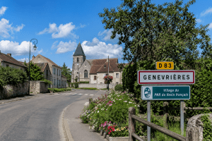 Vue du village de Genevrières avec son église et son centre-bourg, où une nouvelle association est en cours de création pour animer la vie locale.