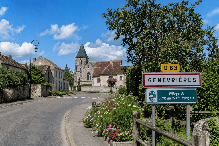 Vue du village de Genevrières avec son église et son centre-bourg, où une nouvelle association est en cours de création pour animer la vie locale.