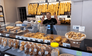 Comptoir de la boulangerie pâtisserie La Blonvillaise à Blonville-sur-Mer avec pains, viennoiseries artisanales et spécialités faites maison.