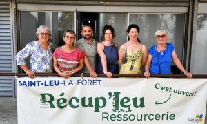 Équipe de bénévoles de la ressourcerie Récup'Leu à Saint-Leu-la-Forêt devant les locaux de l'association dédiée au réemploi et à l'économie circulaire.