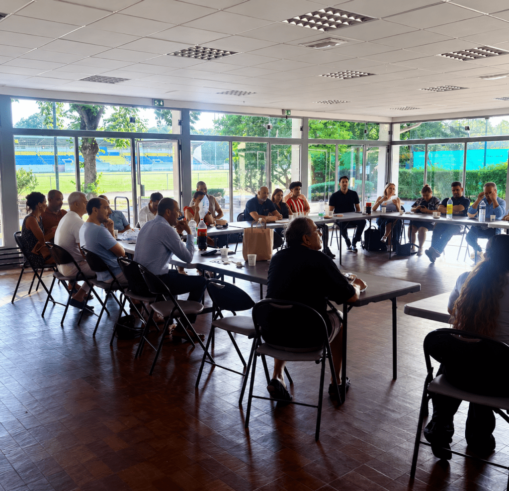 Réunion de l'association Les Amis de Diderot réunissant les participants autour d'une table pour échanger sur les projets et les actions locales à Ivry-sur-Seine.