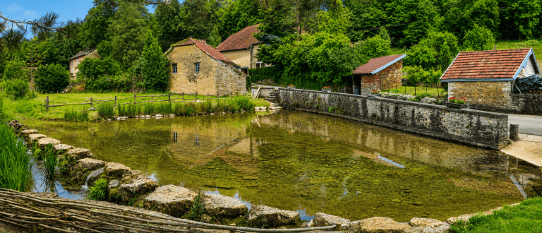 Source et lavoir du village de Tallans dans le Doubs, Bourgogne-Franche-Comté