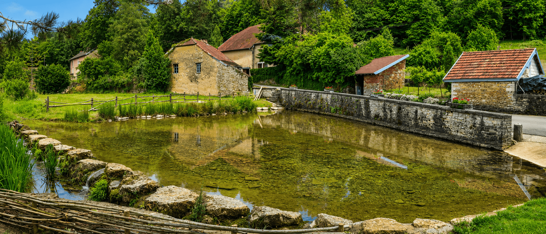 Source et lavoir du village de Tallans dans le Doubs, Bourgogne-Franche-Comté