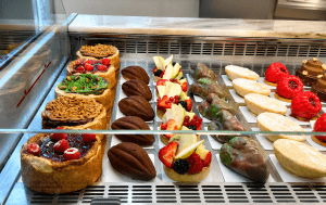 Vitrine de pâtisseries artisanales et desserts maison à la boulangerie La Blonvillaise à Blonville-sur-Mer