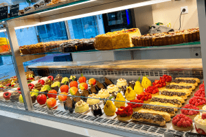 Vitrine de pâtisseries artisanales, éclairs, tartes aux fruits et entremets à La Blonvillaise à Blonville-sur-Mer