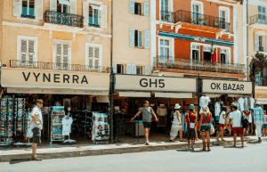 Commerces de proximité dans une rue commerçante illustrant la vitalité des centres-villes et de l'économie locale