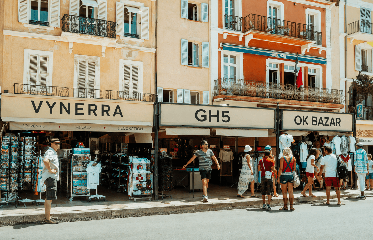 Commerces de proximité dans une rue commerçante illustrant la vitalité des centres-villes et de l'économie locale