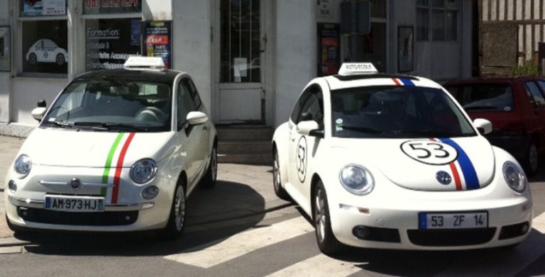 Voitures devant auto école