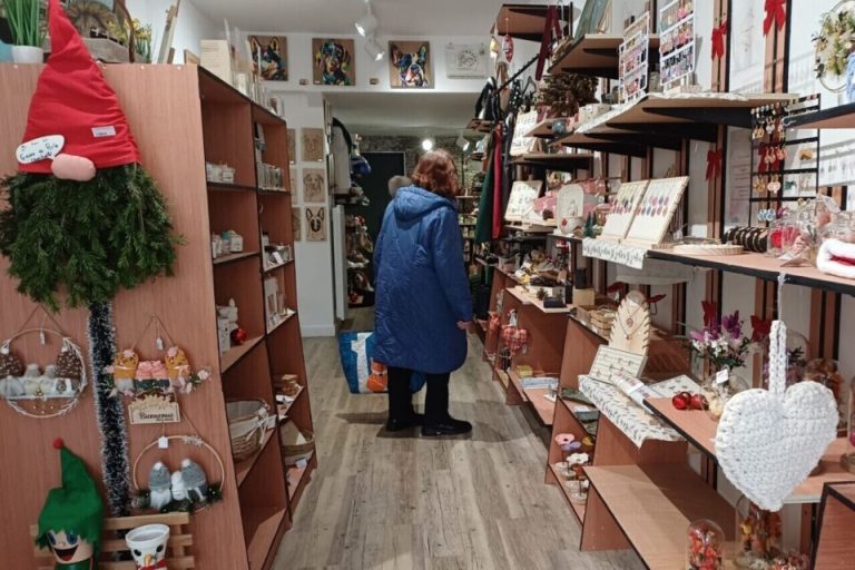 Intérieur d'une boutique réunissant des artisans, créateurs et producteurs locaux, proposant des créations artisanales dans un espace de vente collectif à Cherbourg-en-Cotentin.