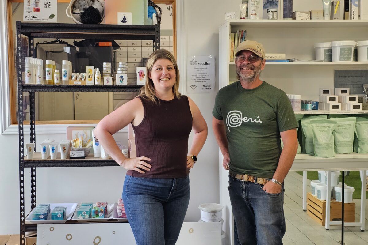Deux entrepreneurs présentent leur partenariat dans un laboratoire de cosmétiques locaux, illustrant la coopération entre entreprises au service du développement économique territorial.