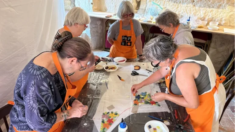 Des habitants participent à un atelier de mosaïque collaborative à Loches (Centre-Val de Loire) afin de réaliser une fresque citoyenne pour embellir leur ville.