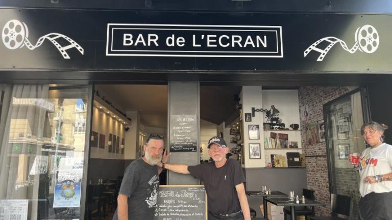 Bar de l'Écran à Rouen : Frédéric Picard et Stéphane Marquis devant leur établissement dédié au cinéma, à proximité du cinéma Omnia.