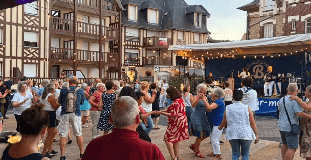 Habitants et visiteurs profitent du bal populaire lors de la fête de l'été à Blonville-sur-Mer organisée avant la saison estivale