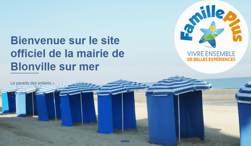 Vue de la plage de Blonville-sur-Mer avec ses emblématiques cabines bleues et blanches, station balnéaire labellisée Famille Plus située dans le Calvados, en Normandie.
