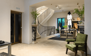 Intérieur de la première boutique James Perse à Paris, un flagship haut de gamme situé dans le Triangle d'Or, mêlant mode, design et architecture contemporaine.