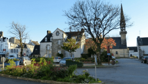 Vue du centre-ville de Briec dans le Finistère, en Bretagne, illustrant l'importance des commerces de proximité et de la vie locale