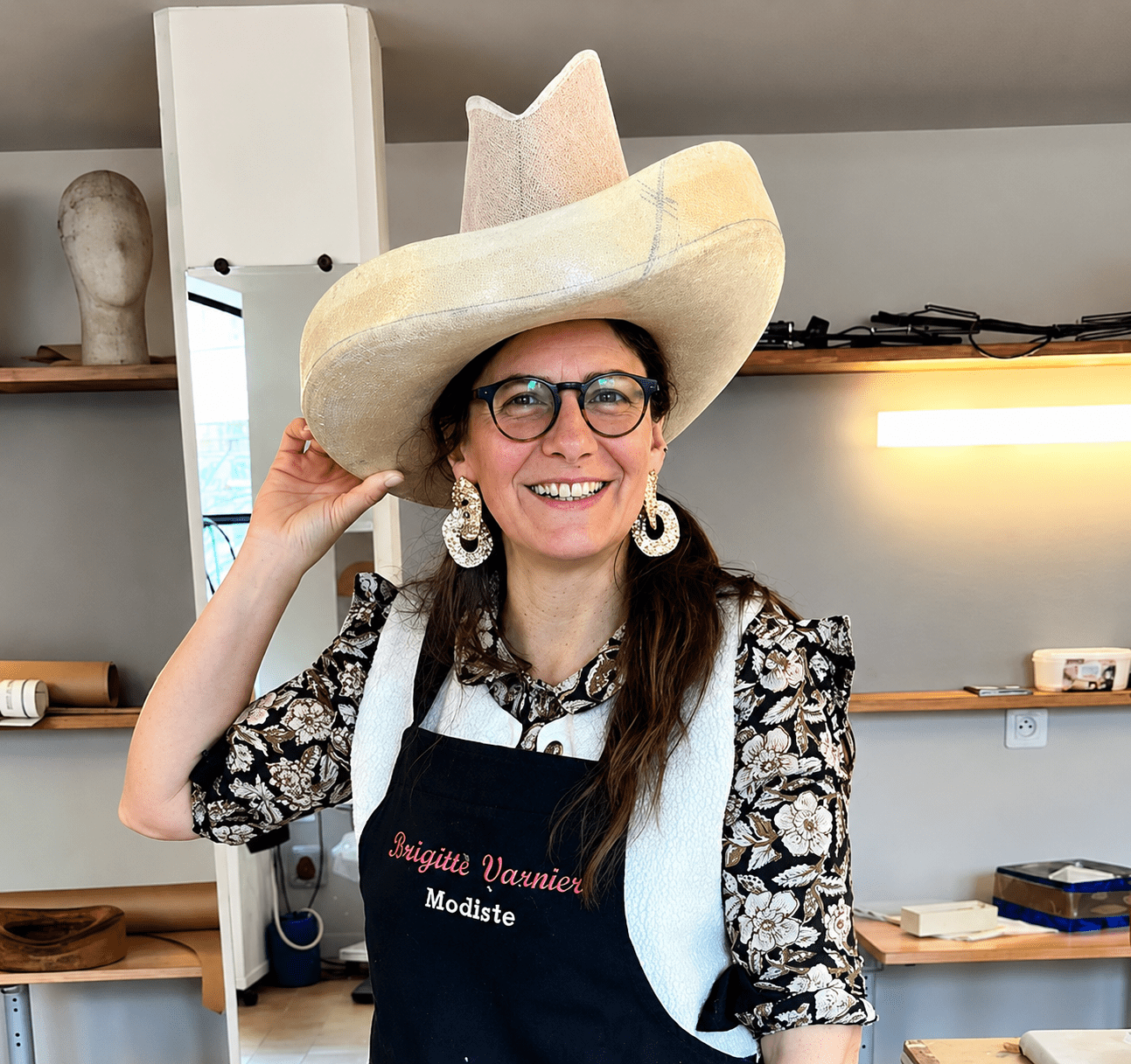Une modiste artisan d'art confectionne un chapeau sur mesure dans son atelier à Vibeuf, en Seine-Maritime.