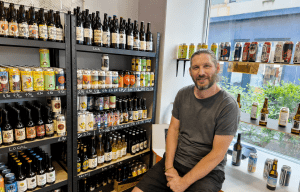 Alban Chaplet dans sa cave de bières artisanales à Saint-Étienne, proposant une large sélection de bières locales, françaises et internationales.