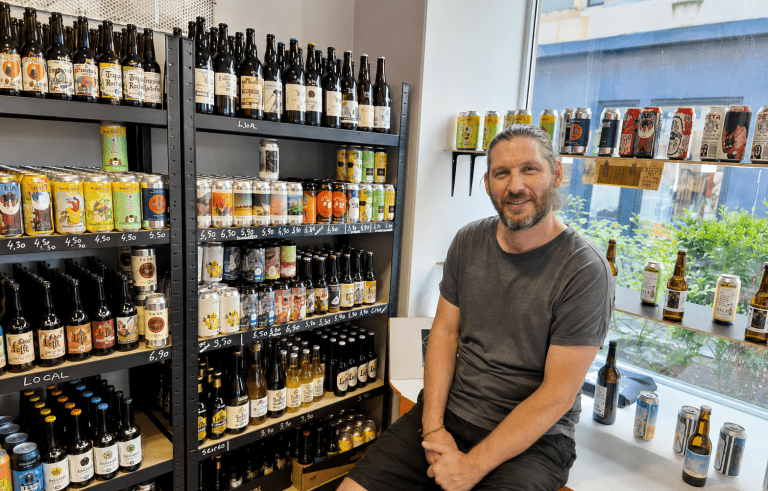 Alban Chaplet dans sa cave de bières artisanales à Saint-Étienne, proposant une large sélection de bières locales, françaises et internationales.